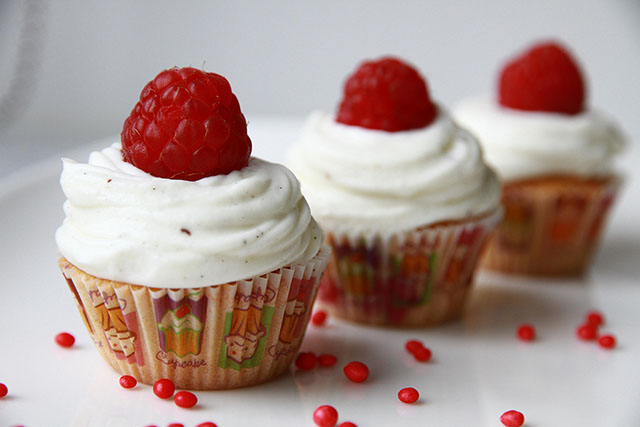 foodiesfeed.com raspberry cupcakes
