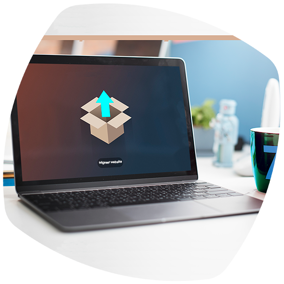 laptop met een afbeelding van een verhuisdoos op het scherm- 2